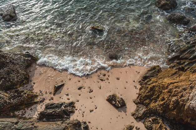 Die Welle am Strand mit Tageslicht