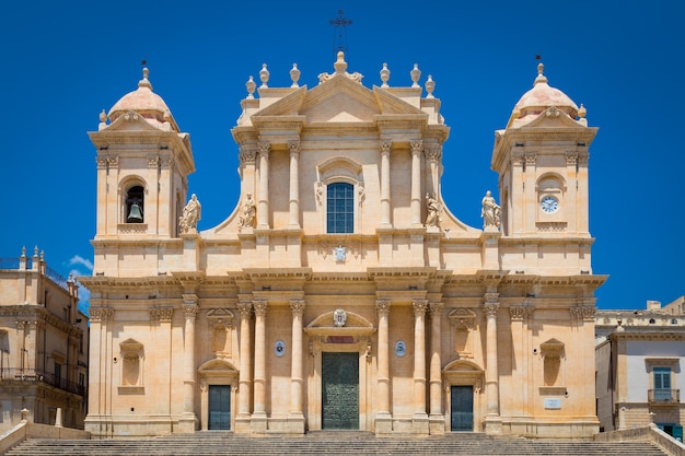 Die wichtigste barocke Kathedrale Siziliens, San Nicolas, UNESCO-Weltkulturerbe, sonniger Tag