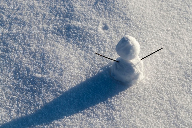 Die Wintersaison mit Figuren aus Neuschnee