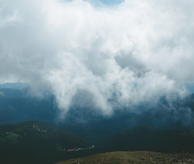 Die Wolke ist tief über dem Hügel