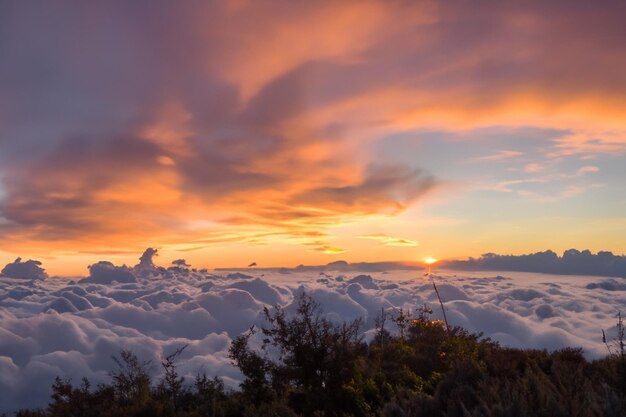 Die Wolken über den Bergen sind wunderschön mit einem Sonnenaufgang und einer sehr harmonischen Atmosphäre