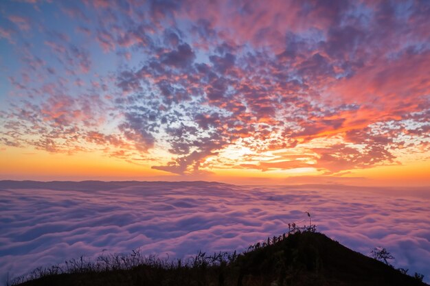 Die Wolken über den Bergen sind wunderschön mit einem Sonnenaufgang und einer sehr harmonischen Atmosphäre