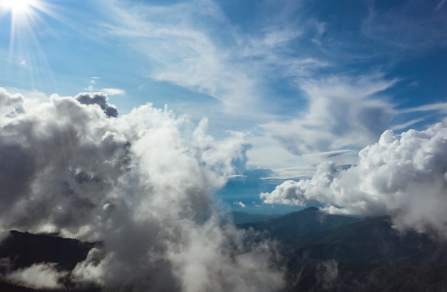 Die Wolken über einer wunderschönen Berglandschaft