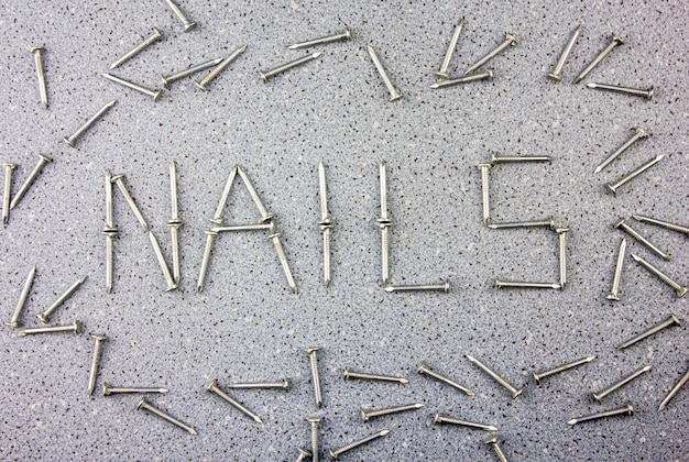 Die Wortkonstruktion NÄGEL aus Metallnägeln Nagelkonstruktion Konzeptkunst