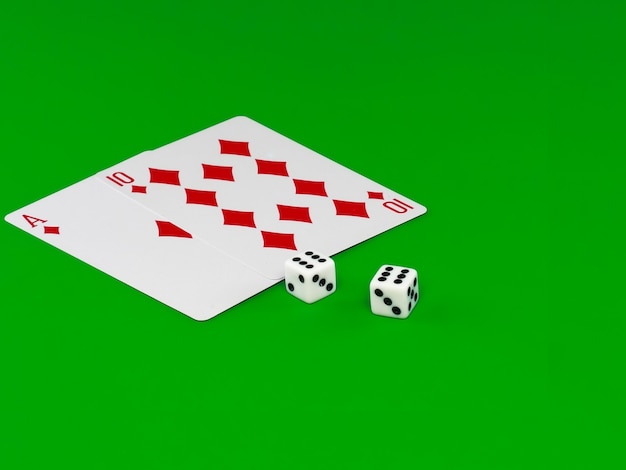 Die Würfel und Spielkarten - "Pip-21" auf grünem Tuch.