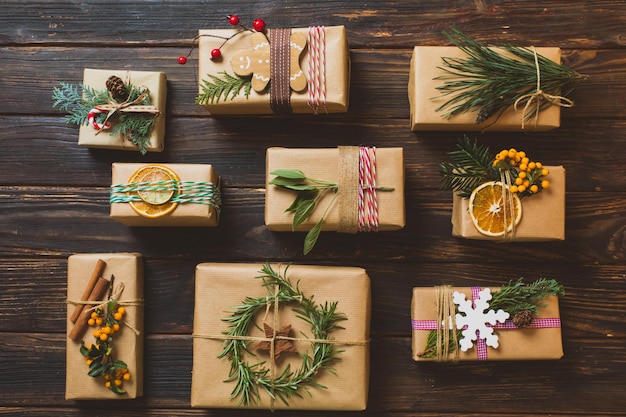 Die wunderbaren weihnachtsgeschenke verpackt in kraftpapier mit platz für kopien