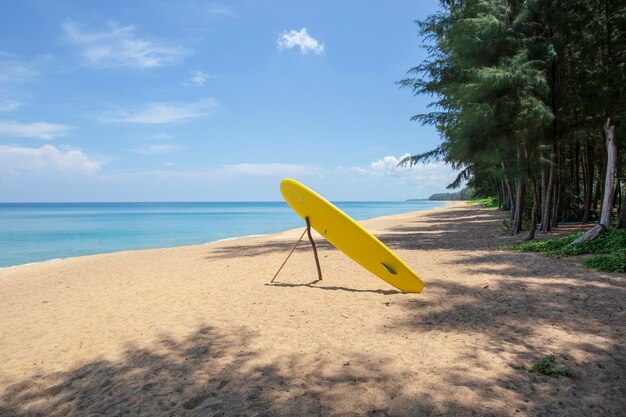 Die wunderschöne Natur der Andamanensee und der weiße Sandstrand am Patong Beach auf der Insel Phuket, Thailand