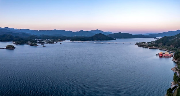 Die wunderschöne Naturkulisse des Qiandao-Sees in der Provinz Zhejiang in China