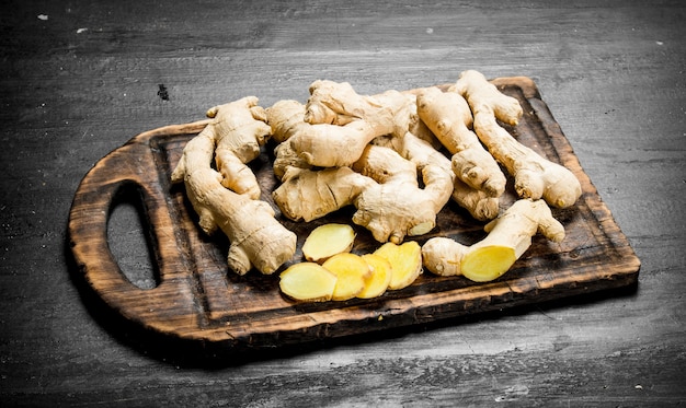 Die Wurzeln des Ingwers an Bord an schwarzer Tafel.