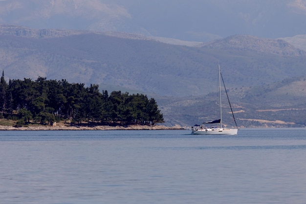 Die Yacht segelt auf dem offenen Meer