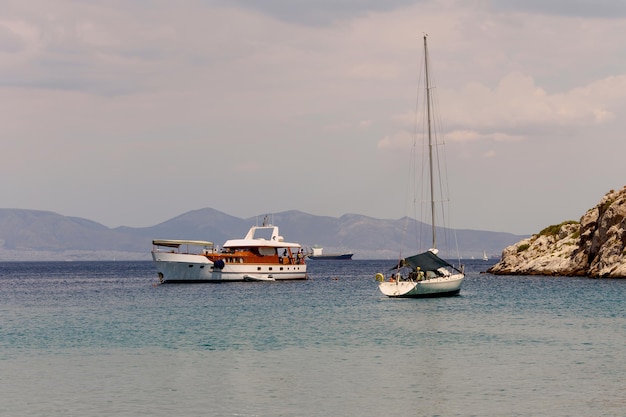 Die Yacht und das Schiff machten auf dem offenen Meer fest