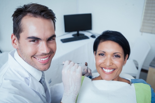 Die Zähne der männlichen Zahnarztuntersuchung womans