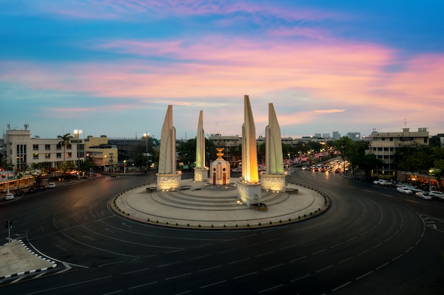 Die Zeit des Demokratie-Monuments in der Dämmerung in Bangkok, Thailand