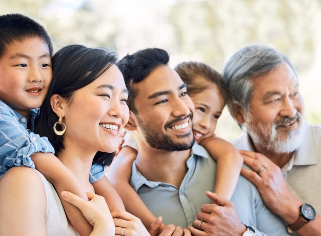 Die Zeit mit der Familie ist Gold wert. Aufnahme einer glücklichen Familie, die Zeit miteinander in einem Garten verbringt.