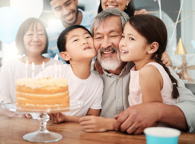 Die Zeit vergeht wie im Flug Aufnahme einer glücklichen Familie, die zu Hause einen Geburtstag feiert