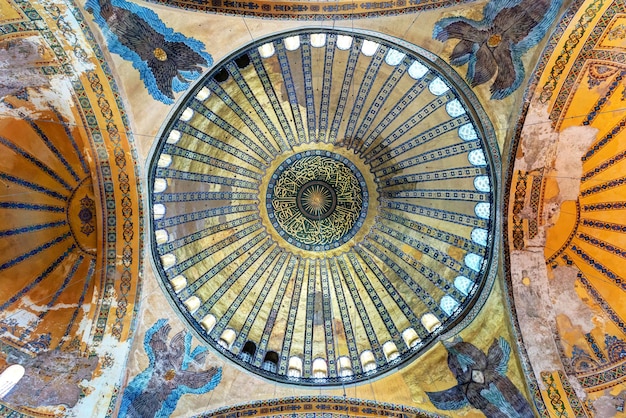 Die zentrale Kuppel der Hagia Sophia aus dem Inneren Istanbul Türkei