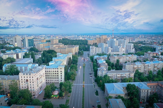 Die zentrale Straße von Kharkiv-Luftdrohne, die auf die Sonnenuntergangsarchitektur der Kharkiv Science Avenue der...