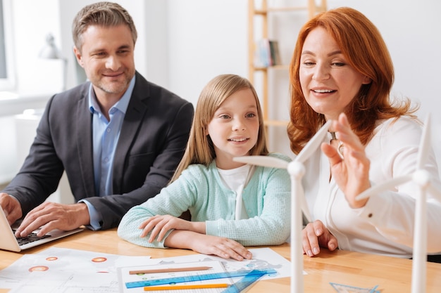 Die Zukunft ist da. Engagierte motivierte progressive Frau, die ihr Kind in den Arbeitsprozess einbezieht