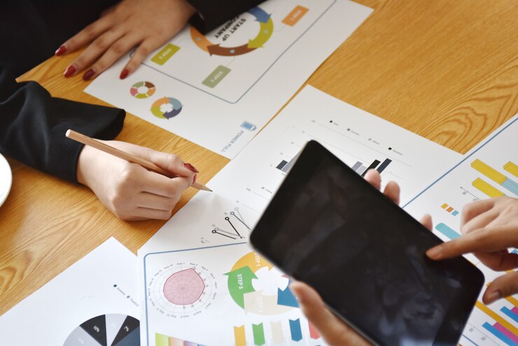 Die Zusammenfassung der Arbeit und der Ergebnisse des Unternehmens werden zur Information in der Geschäftsplanung auf dem Besprechungstisch abgelegt