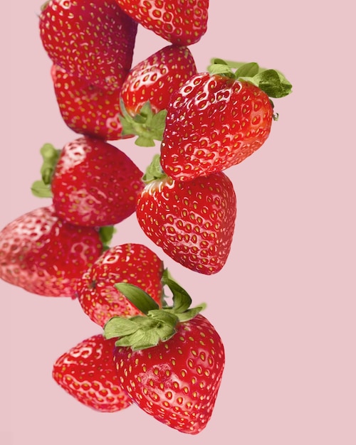 Die Zusammensetzung von Erdbeeren auf einem farbigen Hintergrund