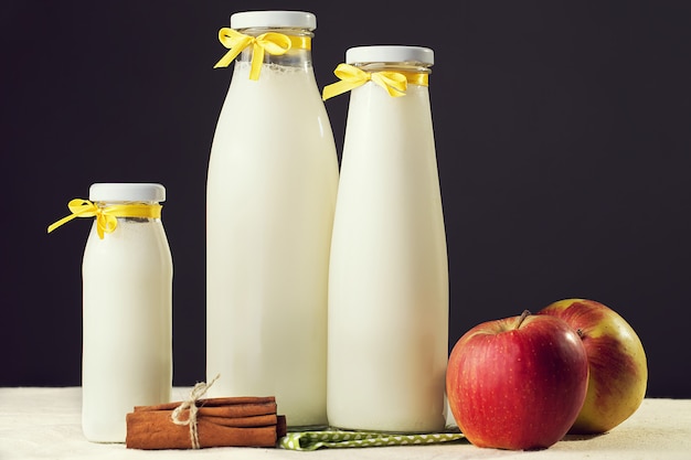 Die Zusammensetzung von Milch, Obst und Zimt.