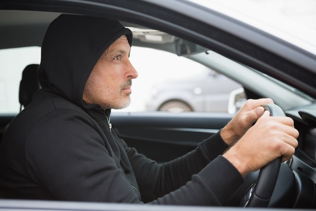 Dieb bricht in ein Auto ein