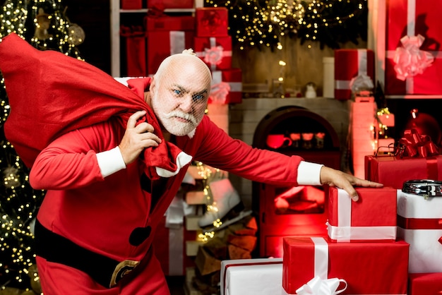 Dieb stahl Silvester präsentiert kriminellen Weihnachtskriminellen Weihnachtsmann posiert mit einer Tüte Weihnachten...