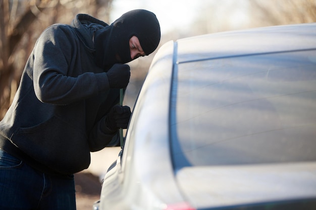 Dieb stiehlt Auto in der Tageslichtstraße in der Stadt