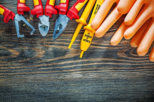 Dielektrische Handschuhe Elektrotester Abisolierzangen Schneidezangen Zangen auf Holzbrett