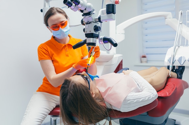 Diente dentista mujer llenado odontología femenina canal paciente medicina dental