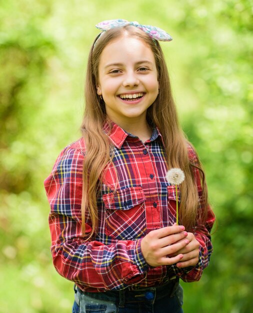 El diente de león es hermoso y lleno de simbolismo celebrando el regreso del verano el verano está aquí flor del jardín de verano chica adolescente linda vestida de campo estilo rústico camisa a cuadros fondo de la naturaleza