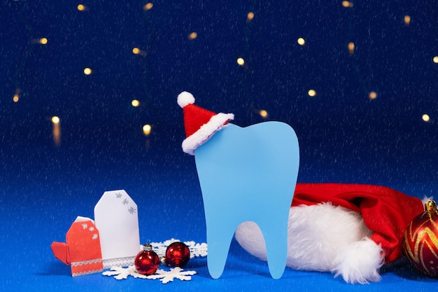 Diente de odontología de navidad con sombrero de santa claus