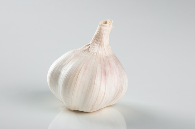 Dientes de ajo y bulbo aislado sobre fondo blanco.