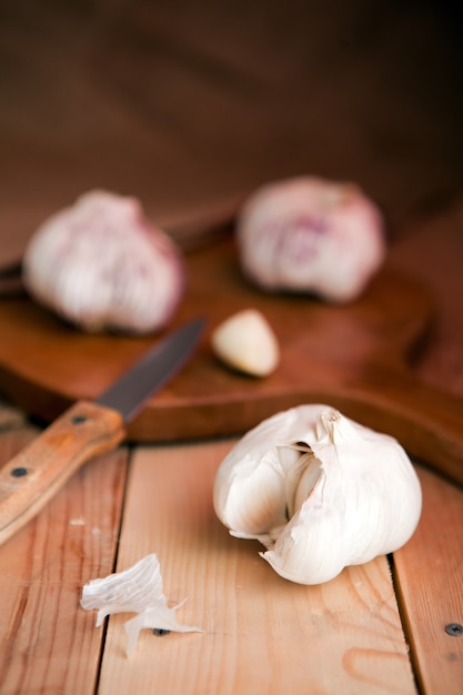 Dientes de ajo y bulbo de ajo en una mesa de madera blanca estilo rústico alimentos orgánicos ajo en la mesa