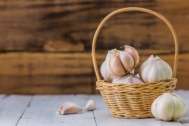 Dientes de ajo y bulbo para cocinar alimentos en la cocina