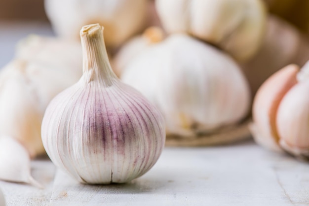 Dientes de ajo y bulbo para cocinar en la cocina