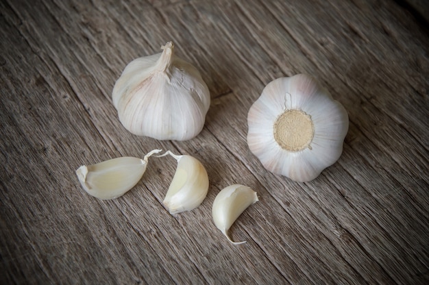 Dientes de ajo en el fondo de la mesa de madera vieja