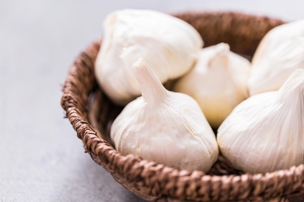 Dientes de ajo orgánicos en cesta pequeña.