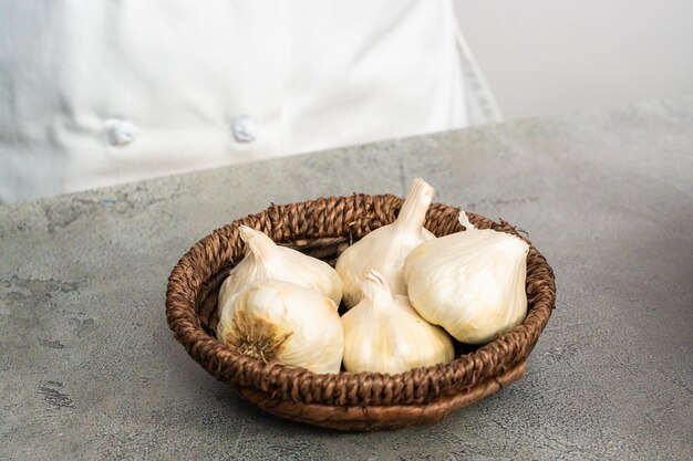 Dientes de ajo orgánicos en cesta pequeña.