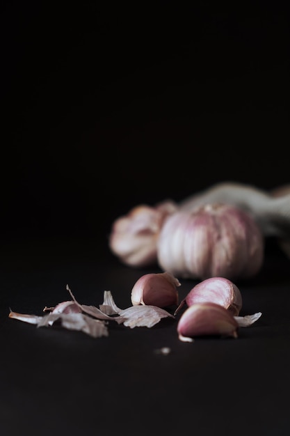 Dientes de ajo sobre un fondo oscuro