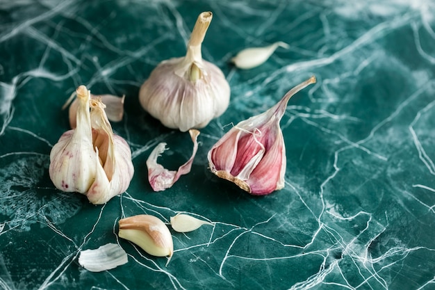 Dientes de ajo en la superficie de mármol