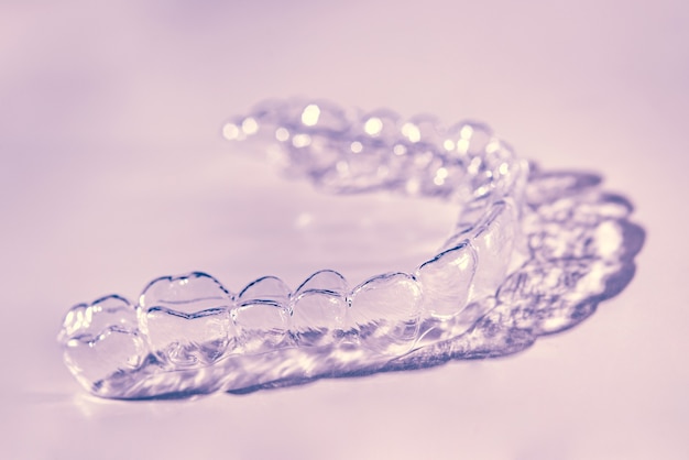 Los dientes dentales invisibles brackets alineadores de dientes. Frenos de plástico retenedores de odontología para enderezar los dientes.