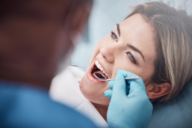 Dientes dentales o mujer en un dentista para cirugía blanqueamiento dental o limpieza bucal para bacterias de la enfermedad de las encías Bienestar caries dental o manos ayudando o trabajando con herramientas orales en la clínica de atención médica