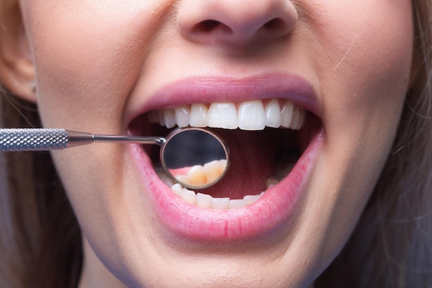 Dientes dentista boca espejo primer examen de dientes con espejo dental dientes ideales herramientas dentales
