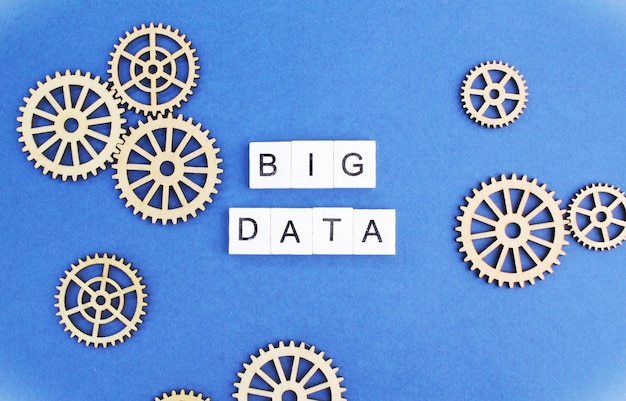 dientes de engranaje de madera con la palabra concepto de recopilación de datos de big data concepto tecnológico