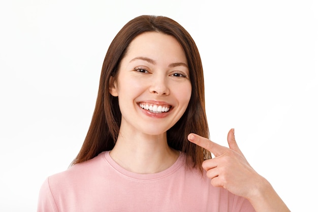 Dientes sanos perfectos sonrisa de una mujer joven Blanqueamiento de dientes Paciente de clínica dental La imagen simboliza el cuidado bucal odontología estomatología