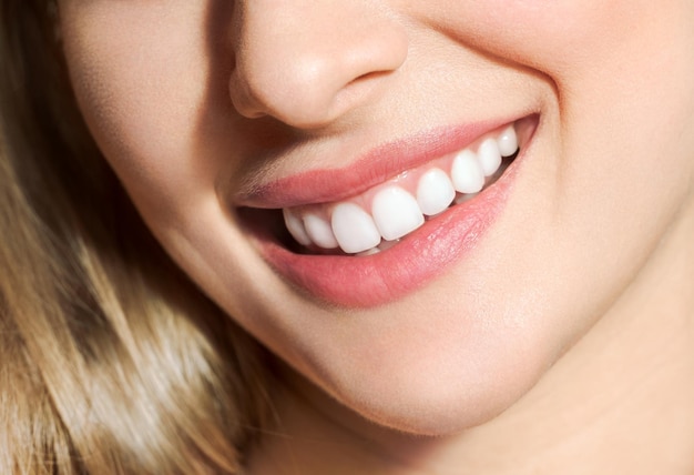 Dientes sanos perfectos sonrisa de una mujer joven Blanqueamiento de dientes Paciente de clínica dental La imagen simboliza el cuidado bucal odontología estomatología