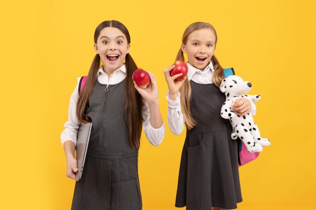 Foto dientes sanos yummy eat los niños felices sostienen manzanas merienda escolar educación para la salud dental prevención de caries odontopediatría los dientes siempre están de moda