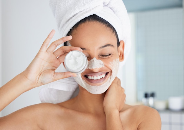 Dies ist das beste Produkt für empfindliche Haut Aufnahme einer attraktiven jungen Frau, die allein in ihrem Badezimmer zu Hause steht und eine Gesichtsmaske trägt
