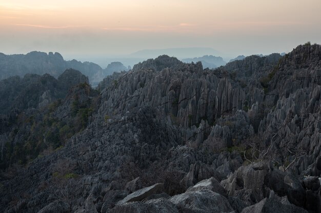 Dies ist das Foto des Kalksteinberges in Pisanulok Thailand während des Sonnenuntergangs in der ländlichen Gegend, die Ansicht ist von der Spitze des Berges.